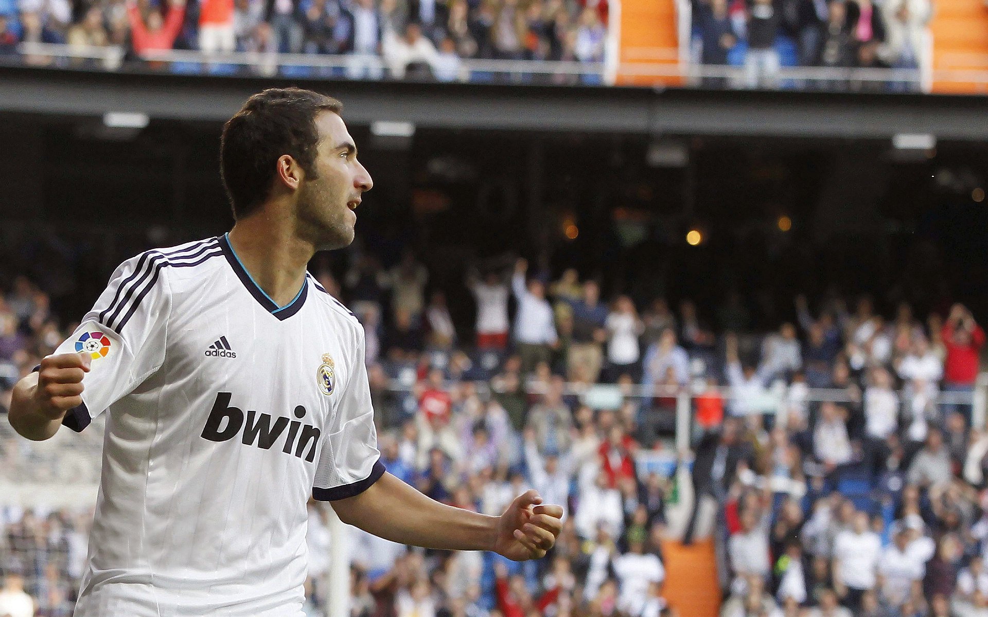 一脚定乾坤！本泽马灵光乍现，佛罗伦萨凿穿加纳铁壁